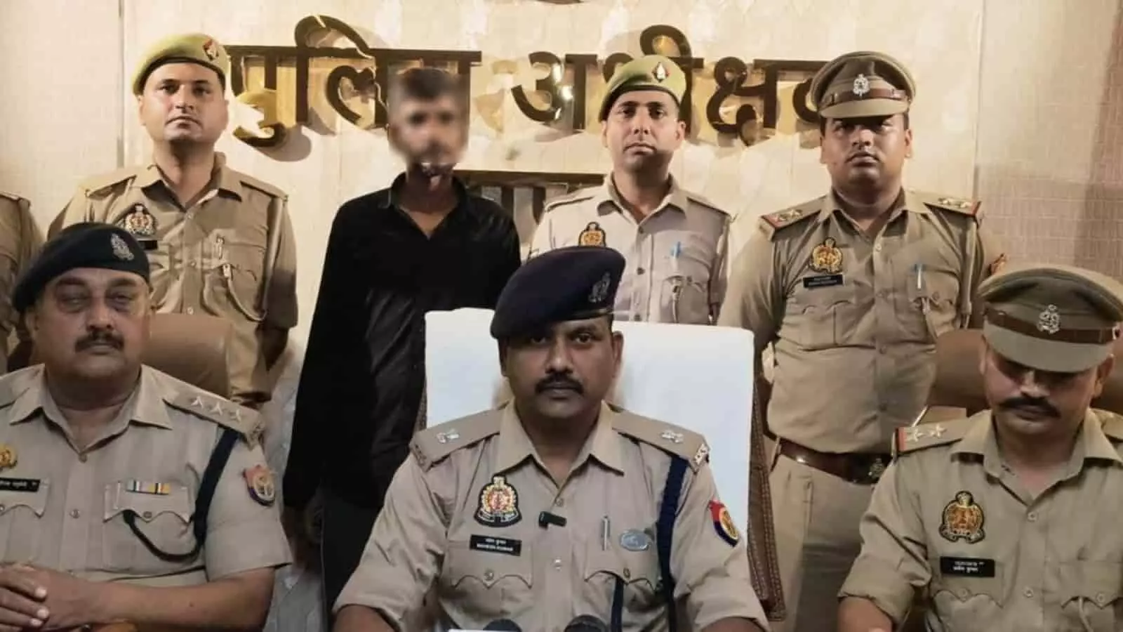 हापुड़ में पुलिस अधिकारियों के साथ गिरफ्तार किया गया 25 हजार का इनामी शराब तस्कर। हापुड़ में पुलिस अधिकारियों के साथ गिरफ्तार किया गया 25 हजार का इनामी शराब तस्कर।