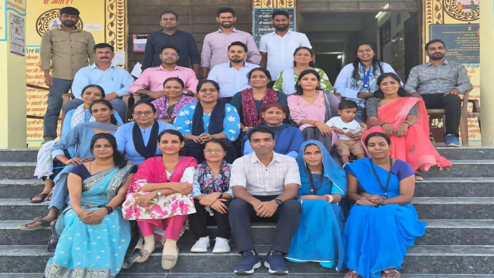 उदयपुर के राष्ट्रीय स्तर पर एनक्यूएएस प्रमाणित उप स्वास्थ्य केंद्र की इमारत और स्वास्थ्य कर्मी। उदयपुर के राष्ट्रीय स्तर पर एनक्यूएएस प्रमाणित उप स्वास्थ्य केंद्र की इमारत और स्वास्थ्य कर्मी।