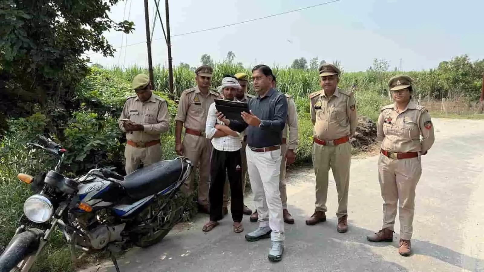 हापुड़ में नहर पुल पर पांच तेंदुए दिखने के वायरल दावे की वन विभाग की जांच में पोल खुल गई है। हापुड़ में नहर पुल पर पांच तेंदुए दिखने के वायरल दावे की वन विभाग की जांच में पोल खुल गई है।