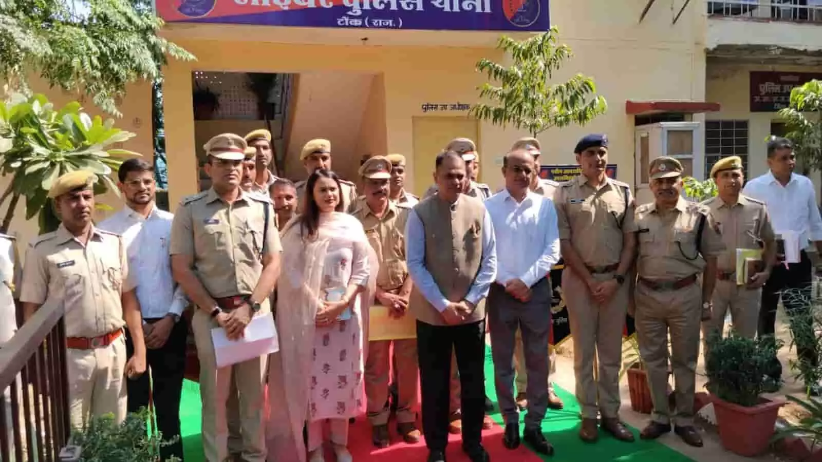 मुख्य सचिव वी. श्रीनिवास ने टोंक में प्रशासनिक अधिकारियों के साथ जल संचय और साइबर थाने का निरीक्षण किया। मुख्य सचिव वी. श्रीनिवास ने टोंक में प्रशासनिक अधिकारियों के साथ जल संचय और साइबर थाने का निरीक्षण किया।