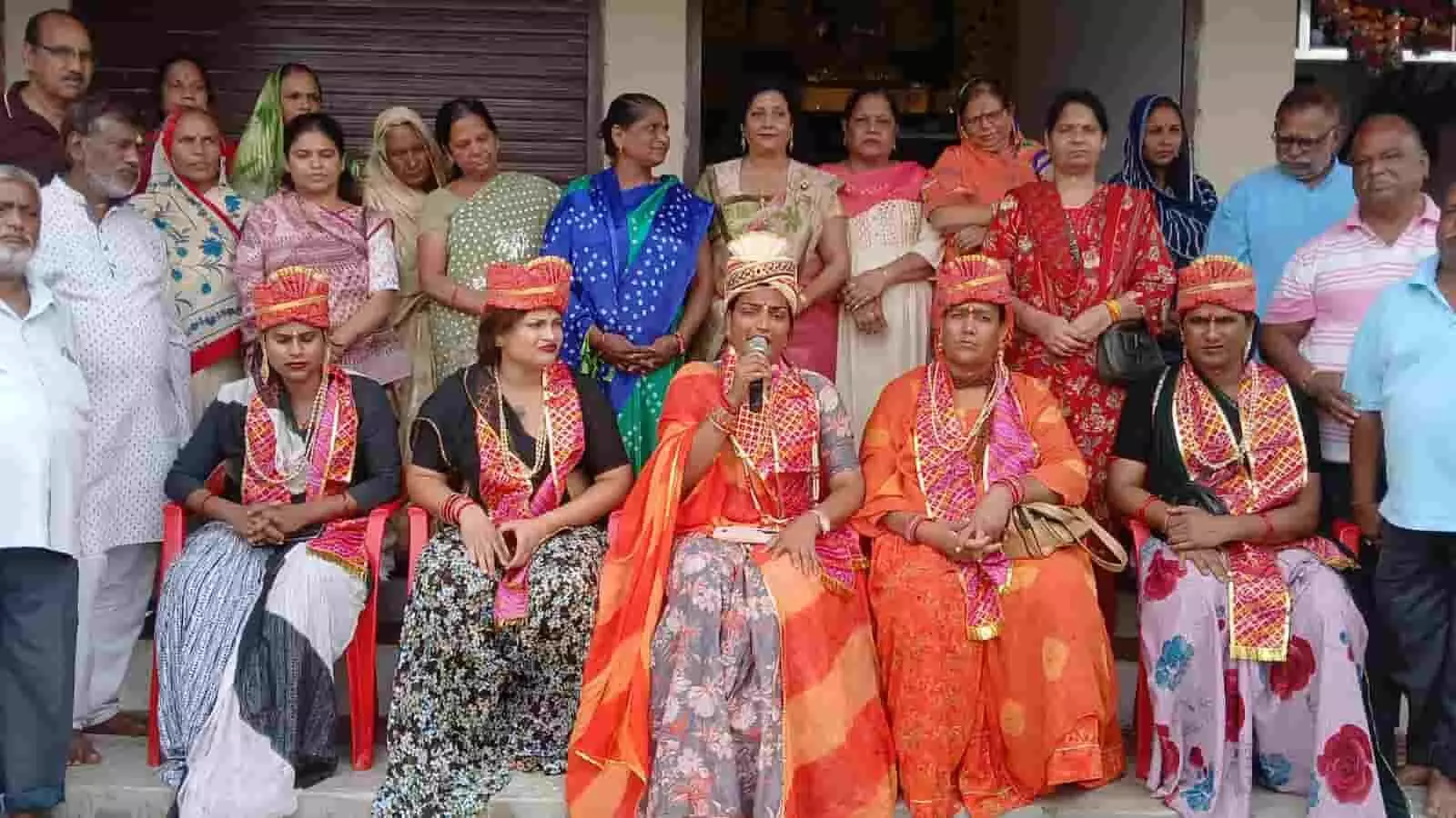 कोटा में कर्मयोगी सेवा संस्थान द्वारा आयोजित कार्यक्रम में किन्नर समाज के प्रतिनिधि दिवंगतों की आत्मशांति के लिए तर्पण करते नजर आ रहे हैं। कोटा में कर्मयोगी सेवा संस्थान द्वारा आयोजित कार्यक्रम में किन्नर समाज के प्रतिनिधि दिवंगतों की आत्मशांति के लिए तर्पण करते नजर आ रहे हैं।