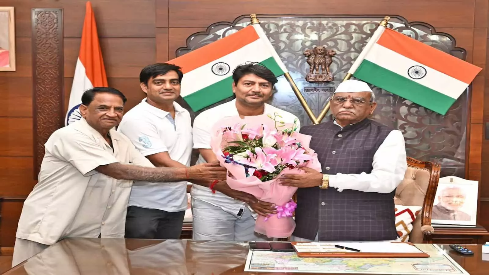 सवाई माधोपुर क्षेत्र के किसान जयपुर स्थित राजभवन में अपनी समस्याओं को लेकर ज्ञापन सौंप रहे हैं। सवाई माधोपुर क्षेत्र के किसान जयपुर स्थित राजभवन में अपनी समस्याओं को लेकर ज्ञापन सौंप रहे हैं।