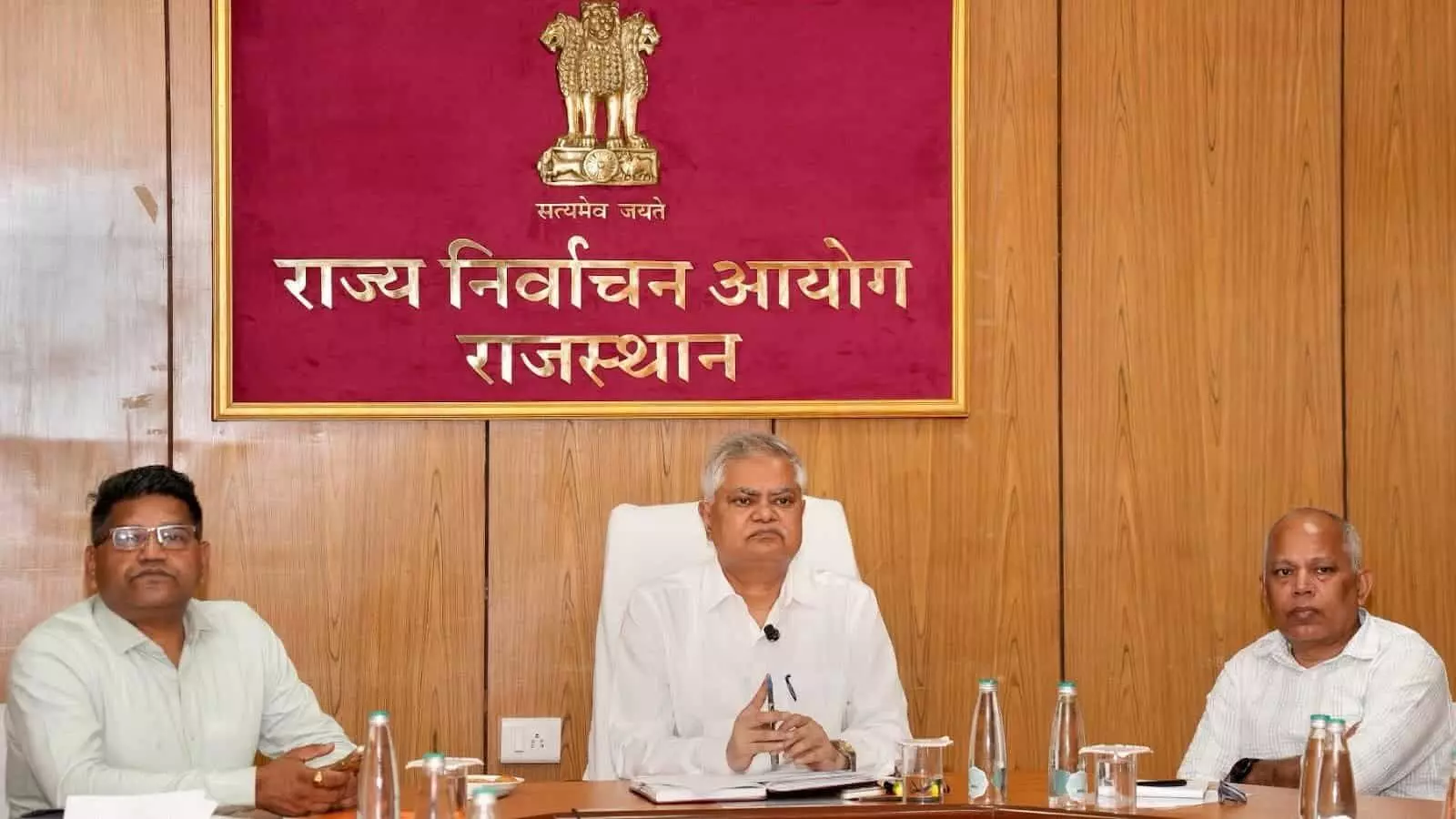 राज्य निर्वाचन आयोग के सभागार में वीडियो कॉन्फ्रेंसिंग के दौरान बैठे अधिकारी और प्रतिभागी। राज्य निर्वाचन आयोग के सभागार में वीडियो कॉन्फ्रेंसिंग के दौरान बैठे अधिकारी और प्रतिभागी।