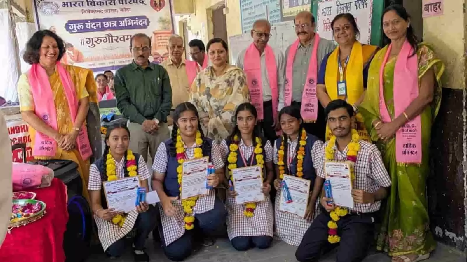 एमजीजीएस विद्यालय कोटा में भारत विकास परिषद द्वारा आयोजित समारोह में सम्मानित होने वाले शिक्षक और मेधावी छात्र-छात्राएं एमजीजीएस विद्यालय कोटा में भारत विकास परिषद द्वारा आयोजित समारोह में सम्मानित होने वाले शिक्षक और मेधावी छात्र-छात्राएं
