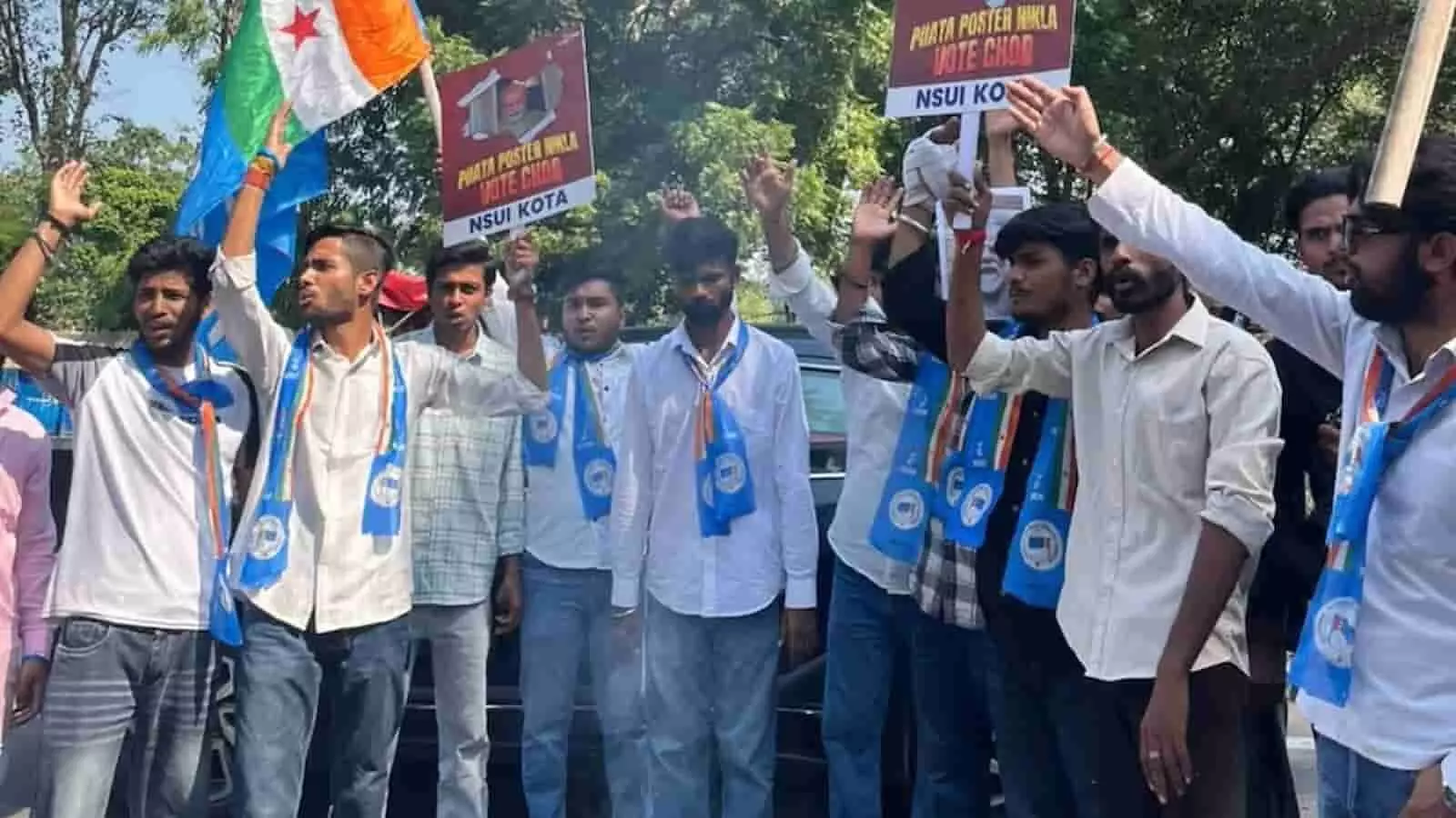 राजकीय महाविद्यालय कोटा के बाहर नारे लगाते हुए एनएसयूआई कार्यकर्ता। राजकीय महाविद्यालय कोटा के बाहर नारे लगाते हुए एनएसयूआई कार्यकर्ता।