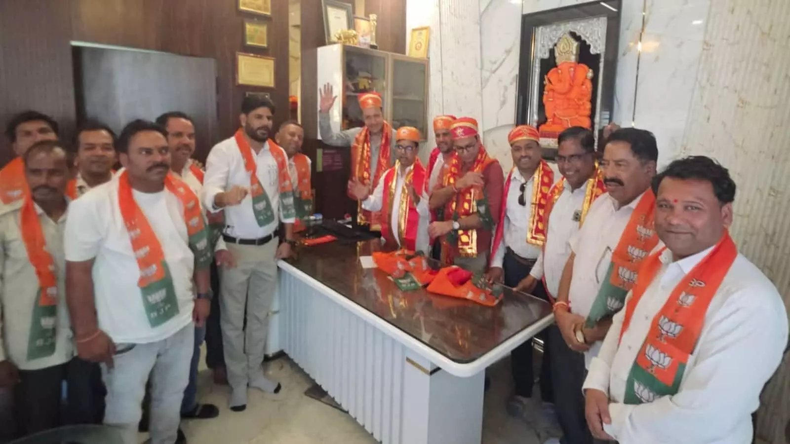 फतेहनगर में भाजपा एससी मोर्चा के स्वागत कार्यक्रम में उपस्थित पदाधिकारी और कार्यकर्ता। फतेहनगर में भाजपा एससी मोर्चा के स्वागत कार्यक्रम में उपस्थित पदाधिकारी और कार्यकर्ता।