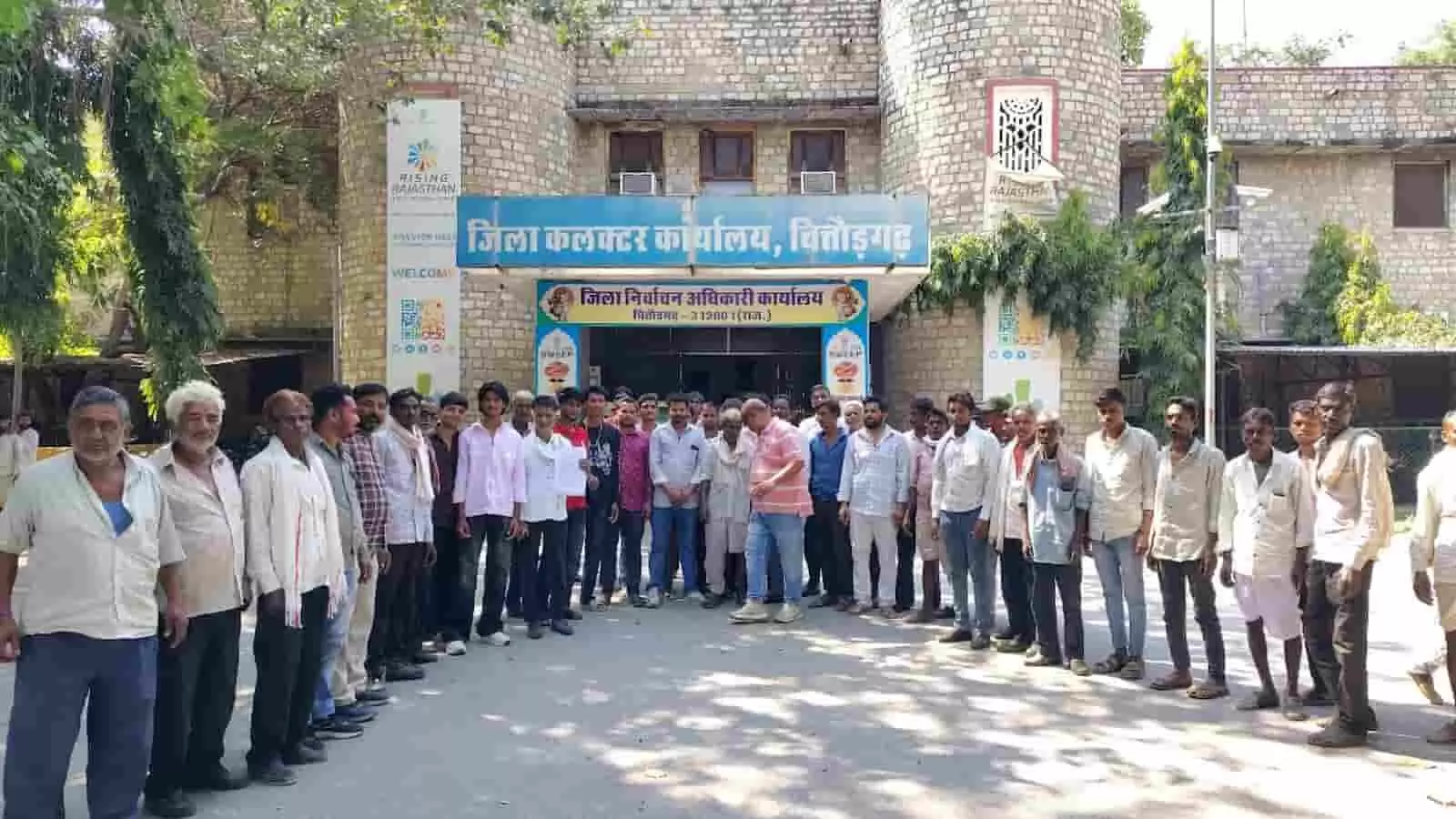 चित्तौड़गढ़ जिला कलेक्टर कार्यालय के बाहर गलत परिसीमन के विरोध में पंचायत चुनाव का बहिष्कार करते ग्रामीण। चित्तौड़गढ़ जिला कलेक्टर कार्यालय के बाहर गलत परिसीमन के विरोध में पंचायत चुनाव का बहिष्कार करते ग्रामीण।