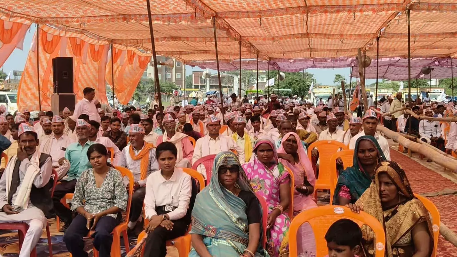 तस्वीर में केशव देव मौर्य अलीगंज में जनसभा को संबोधित कर रहे हैं। तस्वीर में केशव देव मौर्य अलीगंज में जनसभा को संबोधित कर रहे हैं।