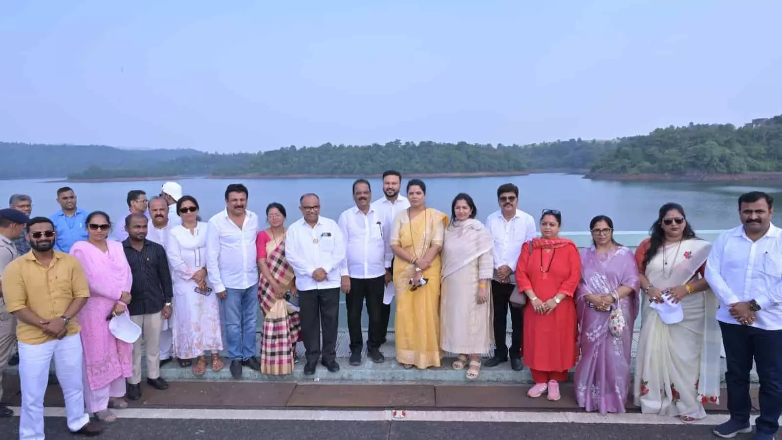 बीएमसी महापौर रितू तावडे और अधिकारियों ने मुंबई के जलाशयों का निरीक्षण किया बीएमसी महापौर रितू तावडे और अधिकारियों ने मुंबई के जलाशयों का निरीक्षण किया