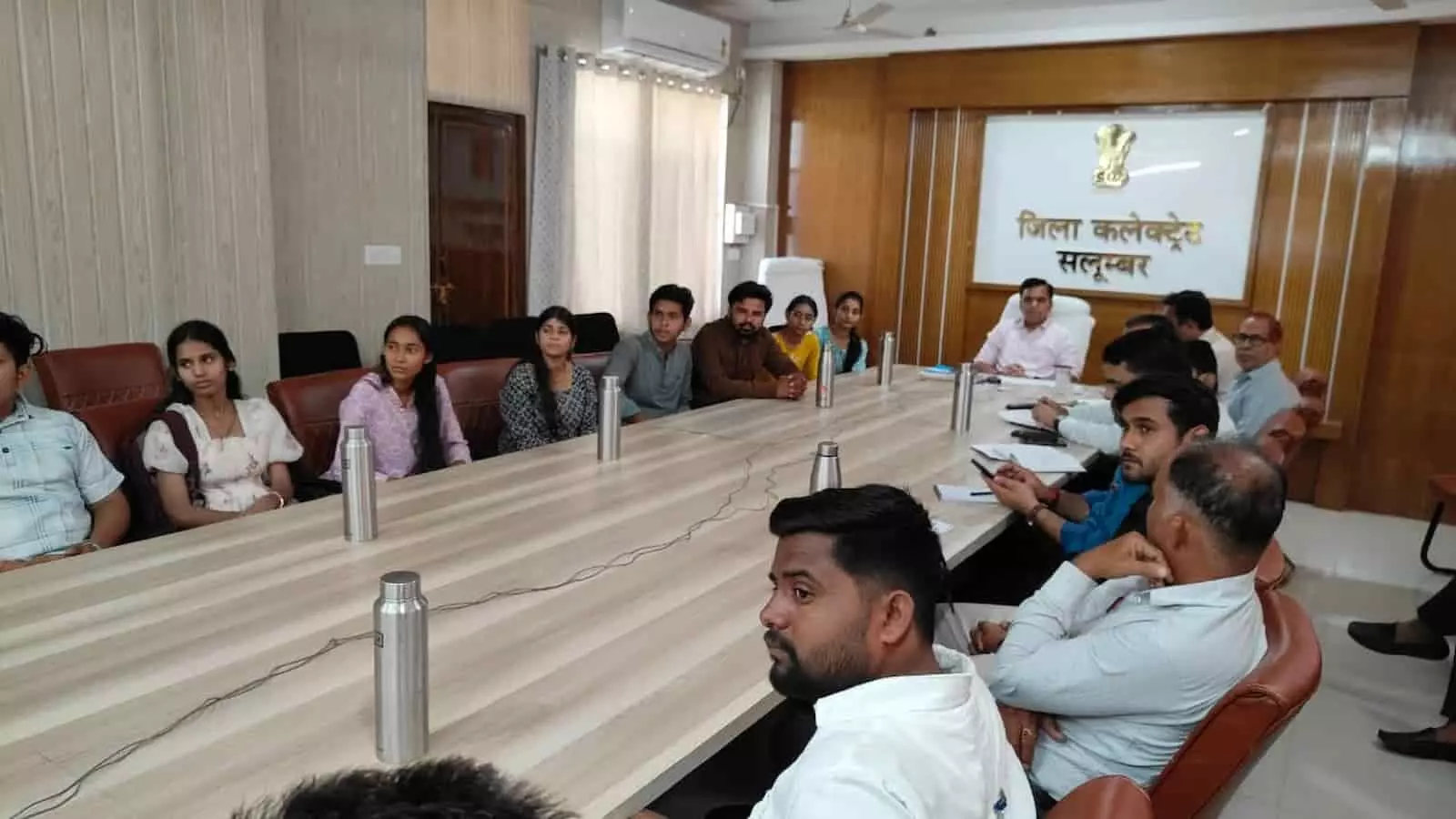 सलूम्बर जिला कलेक्ट्रेट सभागार में अधिकारियों और छात्रों के साथ मतदाता जागरूकता बैठक आयोजित हो रही है। सलूम्बर जिला कलेक्ट्रेट सभागार में अधिकारियों और छात्रों के साथ मतदाता जागरूकता बैठक आयोजित हो रही है।