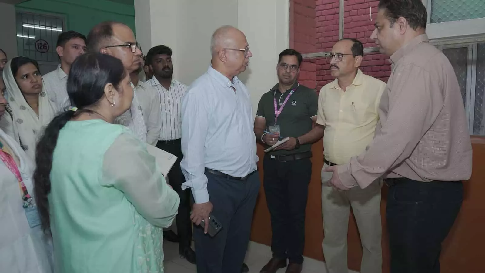 तस्वीर में रेलवे स्वास्थ्य सेवा के महानिदेशक डॉ. के. कृष्ण कुमार कपूरथला अस्पताल के गलियारे में निरीक्षण करते दिख रहे हैं। तस्वीर में रेलवे स्वास्थ्य सेवा के महानिदेशक डॉ. के. कृष्ण कुमार कपूरथला अस्पताल के गलियारे में निरीक्षण करते दिख रहे हैं।