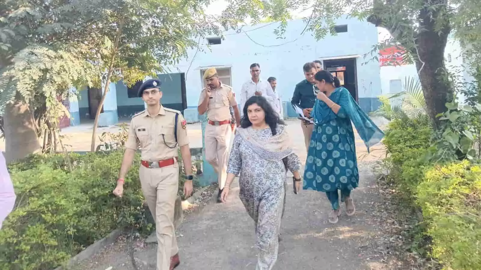 तस्वीर में कलेक्टर शुभम चौधरी और एसपी विशाल जांगिड़ अरनोद के एक मतदान केंद्र परिसर में अधिकारियों के साथ चलते दिख रहे हैं। तस्वीर में कलेक्टर शुभम चौधरी और एसपी विशाल जांगिड़ अरनोद के एक मतदान केंद्र परिसर में अधिकारियों के साथ चलते दिख रहे हैं।