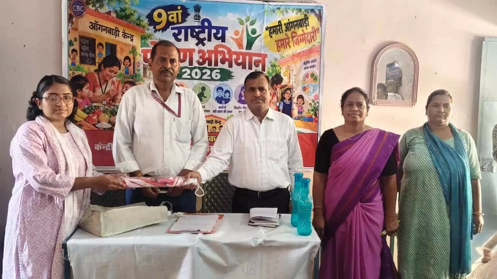 तस्वीर में आंगनबाड़ी केंद्र कोटा में अधिकारी प्रतियोगिता विजेता को पुरस्कार सौंपते हुए दिख रहे हैं। तस्वीर में आंगनबाड़ी केंद्र कोटा में अधिकारी प्रतियोगिता विजेता को पुरस्कार सौंपते हुए दिख रहे हैं।