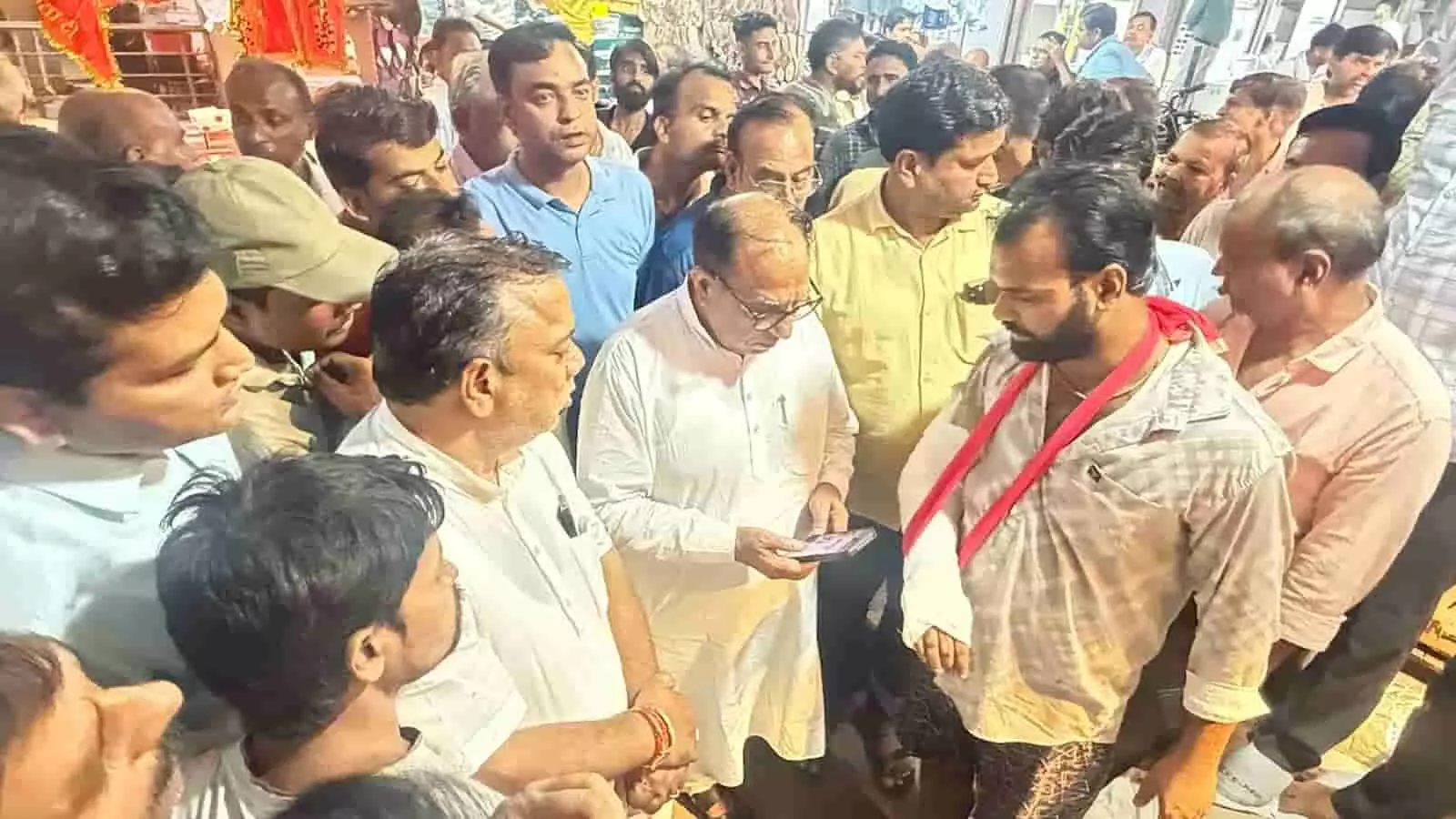 पटवा बाजार में चाकूबाजी के बाद विधायक रामकेश मीणा घायलों से मुलाकात करते हुए पटवा बाजार में चाकूबाजी के बाद विधायक रामकेश मीणा घायलों से मुलाकात करते हुए