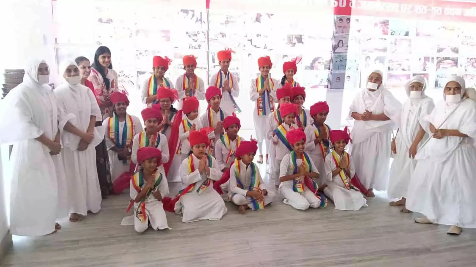 चंदनबाला बालिका मंडल की बालिकाओं ने भीलवाड़ा में युवाचार्य श्री महेंद्र ऋषि के जन्मोत्सव पर लक्ष्मी गीत प्रस्तुत किया। चंदनबाला बालिका मंडल की बालिकाओं ने भीलवाड़ा में युवाचार्य श्री महेंद्र ऋषि के जन्मोत्सव पर लक्ष्मी गीत प्रस्तुत किया।