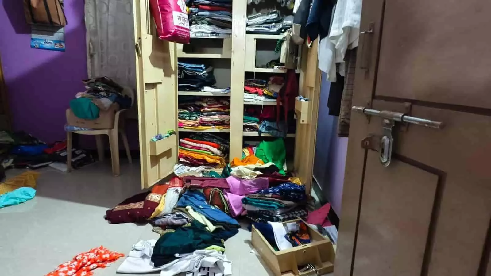 मुरगूड के महालक्ष्मी नगर में चोरों द्वारा तोड़ी गई अलमारी और बिखरा हुआ सामान। मुरगूड के महालक्ष्मी नगर में चोरों द्वारा तोड़ी गई अलमारी और बिखरा हुआ सामान।