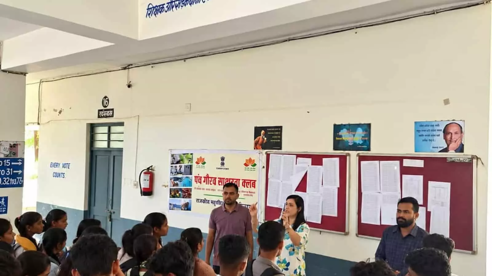खेरवाड़ा राजकीय महाविद्यालय में आयोजित शिविर में विद्यार्थियों को ऑनलाइन मतदाता पंजीकरण प्रक्रिया समझातीं कार्यवाहक प्राचार्य। खेरवाड़ा राजकीय महाविद्यालय में आयोजित शिविर में विद्यार्थियों को ऑनलाइन मतदाता पंजीकरण प्रक्रिया समझातीं कार्यवाहक प्राचार्य।