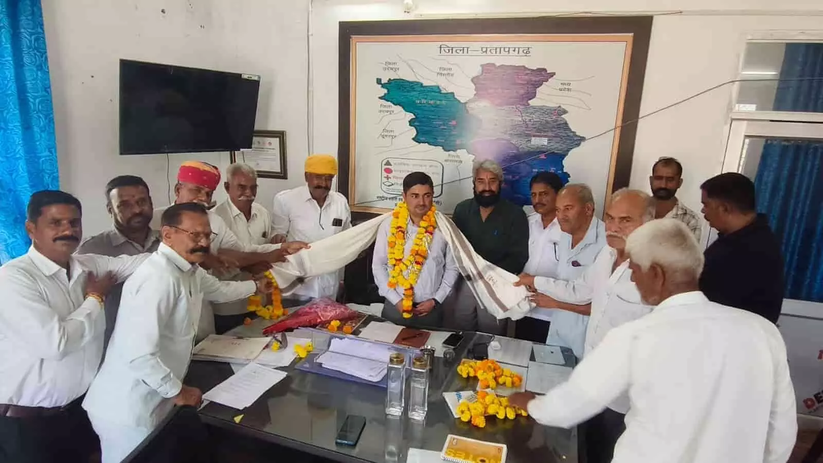 प्रतापगढ़ में नव नियुक्त सीएमएचओ नागेंद्र सिंह सिसोदिया का अभिनंदन करते मेवाड़ क्षत्रिय महासभा के पदाधिकारी. प्रतापगढ़ में नव नियुक्त सीएमएचओ नागेंद्र सिंह सिसोदिया का अभिनंदन करते मेवाड़ क्षत्रिय महासभा के पदाधिकारी.