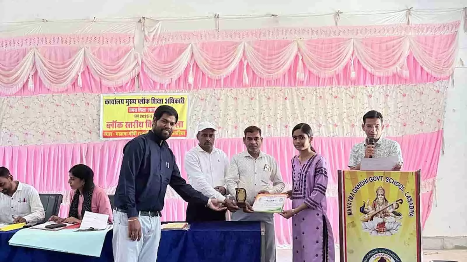 तस्वीर में बाएं से दाएं अतिथि और शिक्षक मंच पर छात्रा को स्मृति चिह्न व प्रमाण पत्र सौंपते दिख रहे हैं। तस्वीर में बाएं से दाएं अतिथि और शिक्षक मंच पर छात्रा को स्मृति चिह्न व प्रमाण पत्र सौंपते दिख रहे हैं।