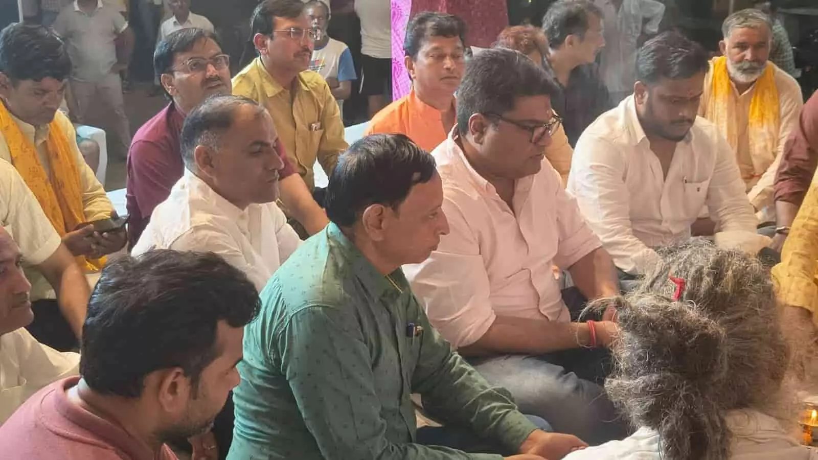 नीलकंठेश्वर महादेव मंदिर में गणेश पूजन के साथ डीग में शुरू हुए रामलीला महोत्सव में शामिल विधायक डॉ. शैलेश सिंह और अन्य गणमान्य नागरिक। नीलकंठेश्वर महादेव मंदिर में गणेश पूजन के साथ डीग में शुरू हुए रामलीला महोत्सव में शामिल विधायक डॉ. शैलेश सिंह और अन्य गणमान्य नागरिक।