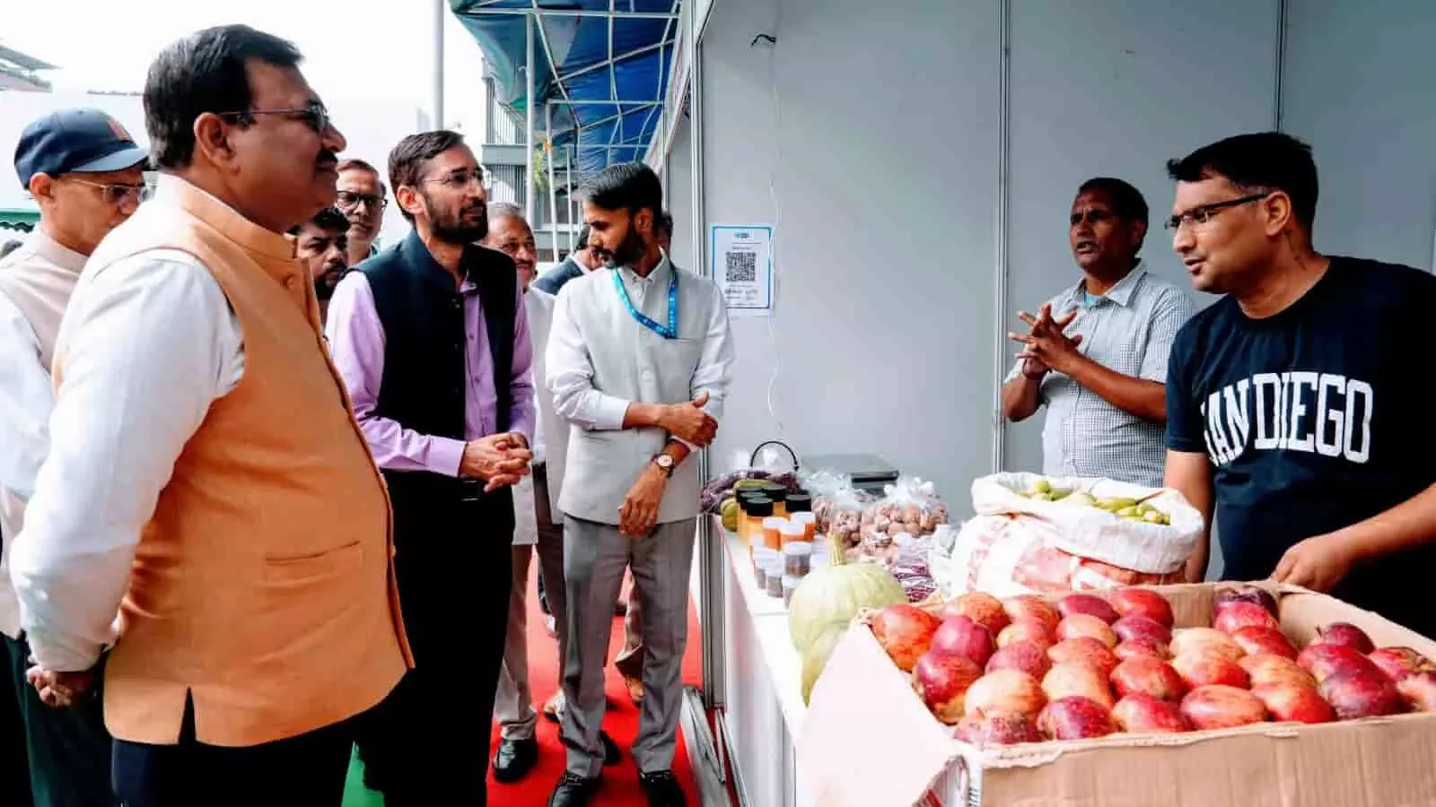 तस्वीर में बाईं ओर मुख्य सचिव आनंद बर्द्धन अधिकारियों संग स्टॉल पर रखे सेब देख रहे हैं। तस्वीर में बाईं ओर मुख्य सचिव आनंद बर्द्धन अधिकारियों संग स्टॉल पर रखे सेब देख रहे हैं।