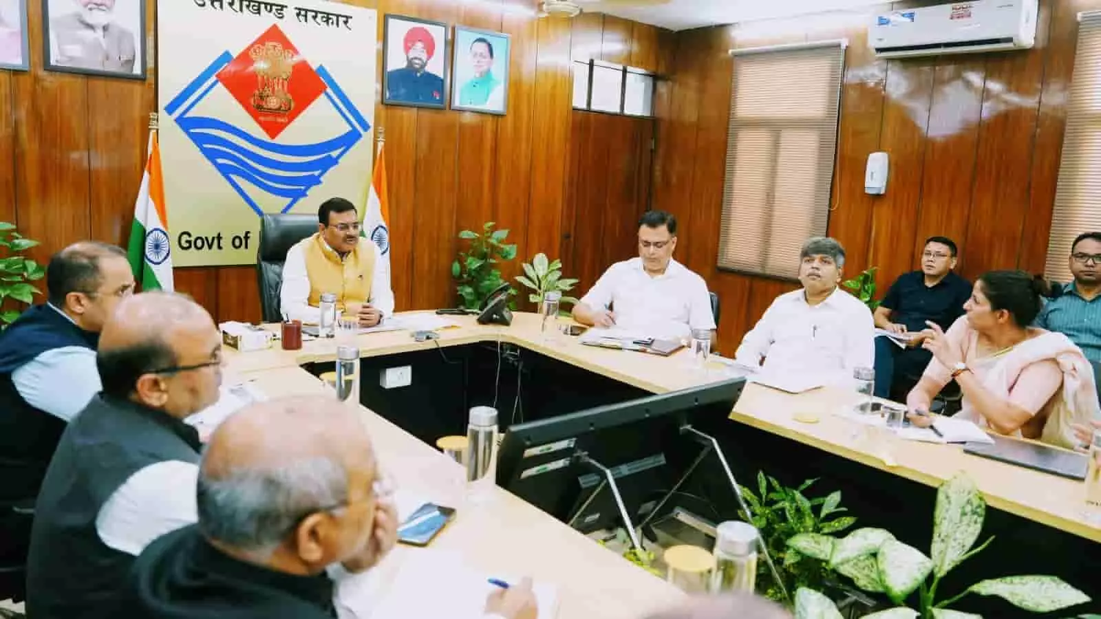 तस्वीर में उत्तराखंड के मुख्य सचिव आनन्द बर्द्धन और अन्य अधिकारी समीक्षा बैठक में चर्चा करते हुए। तस्वीर में उत्तराखंड के मुख्य सचिव आनन्द बर्द्धन और अन्य अधिकारी समीक्षा बैठक में चर्चा करते हुए।