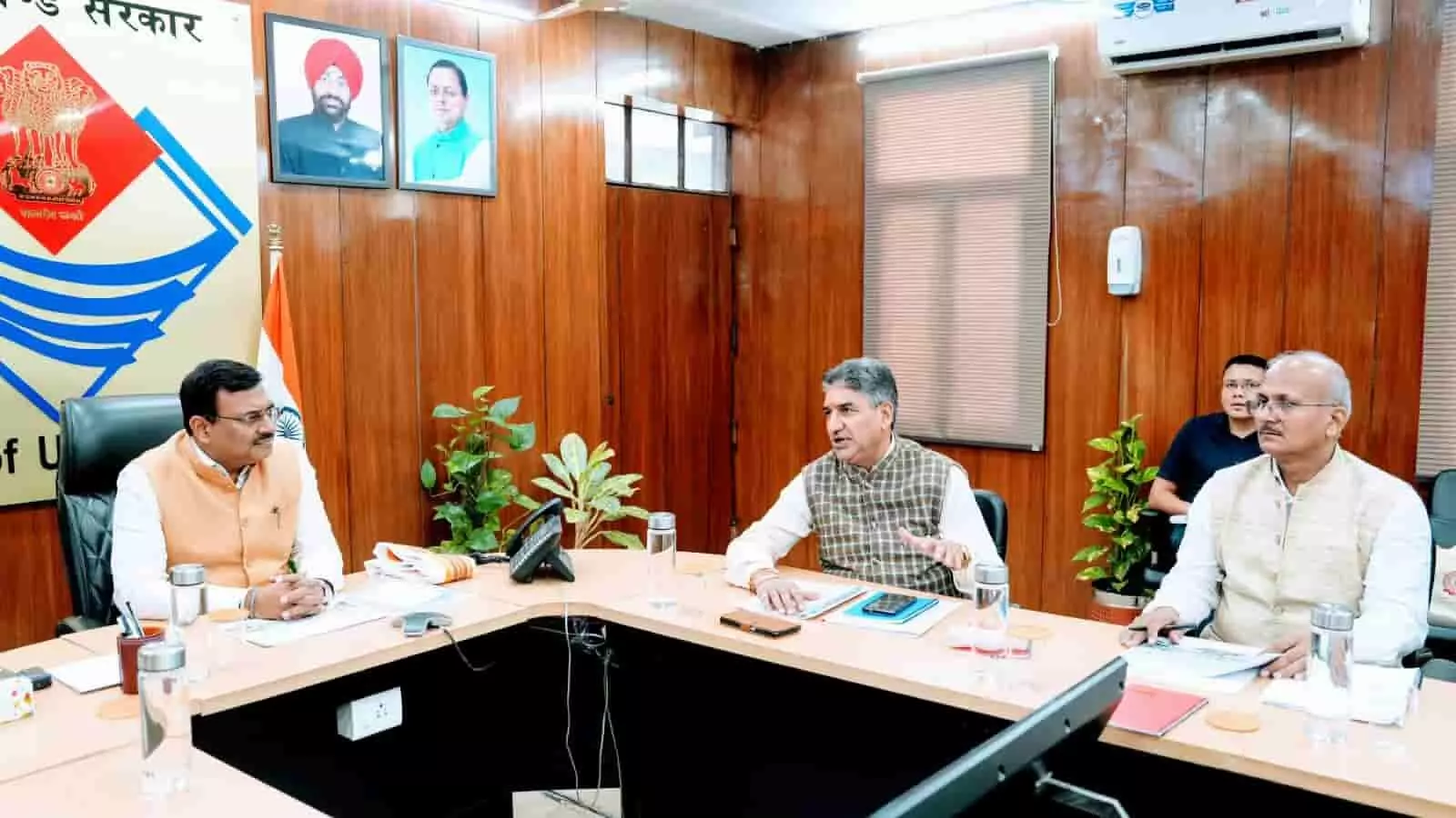 तस्वीर में मुख्य सचिव आनंद बर्द्धन और अधिकारी बैठक कक्ष में चर्चा करते दिख रहे हैं। तस्वीर में मुख्य सचिव आनंद बर्द्धन और अधिकारी बैठक कक्ष में चर्चा करते दिख रहे हैं।