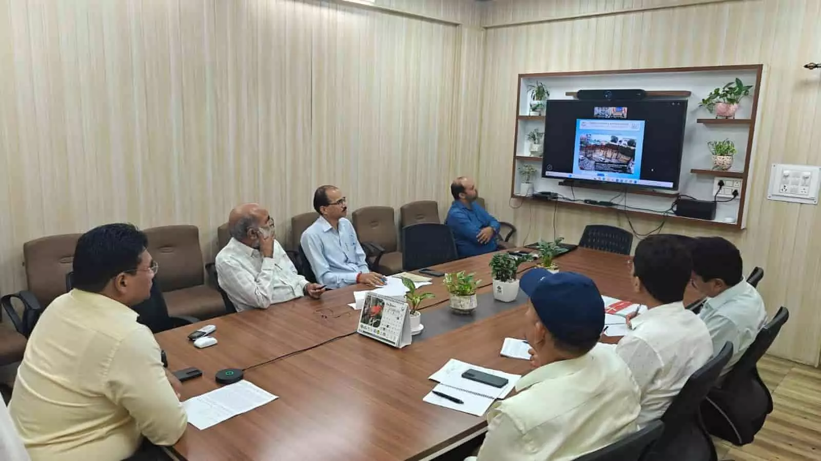 तस्वीर में बैठक कक्ष में टेबल के दोनों ओर बैठे अधिकारी सामने लगी टीवी स्क्रीन पर प्रेजेंटेशन देख रहे हैं। तस्वीर में बैठक कक्ष में टेबल के दोनों ओर बैठे अधिकारी सामने लगी टीवी स्क्रीन पर प्रेजेंटेशन देख रहे हैं।