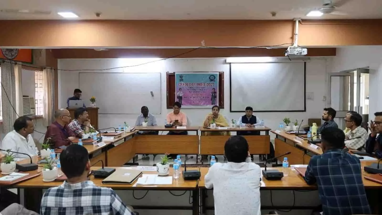 तस्वीर में दिख रही मेज के चारों ओर बैठे लोग जनगणना 2027 के प्रशिक्षण कार्यक्रम में भाग ले रहे हैं। तस्वीर में दिख रही मेज के चारों ओर बैठे लोग जनगणना 2027 के प्रशिक्षण कार्यक्रम में भाग ले रहे हैं।