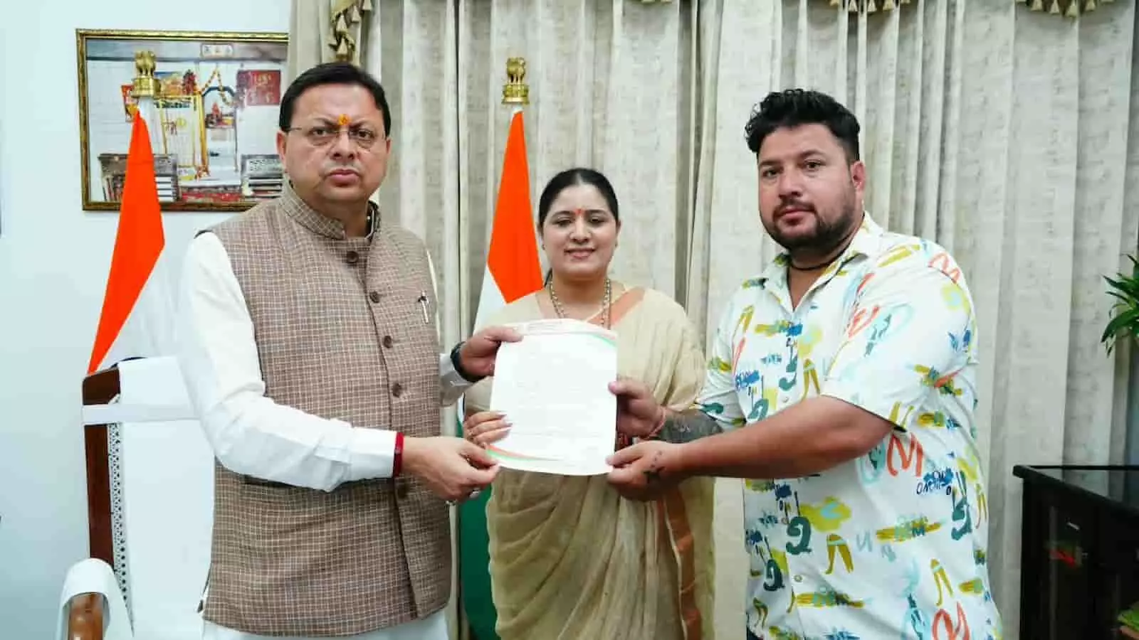 तस्वीर में बाएं से मुख्यमंत्री पुष्कर सिंह धामी एक महिला और पुरुष से दस्तावेज स्वीकार कर रहे हैं। तस्वीर में बाएं से मुख्यमंत्री पुष्कर सिंह धामी एक महिला और पुरुष से दस्तावेज स्वीकार कर रहे हैं।