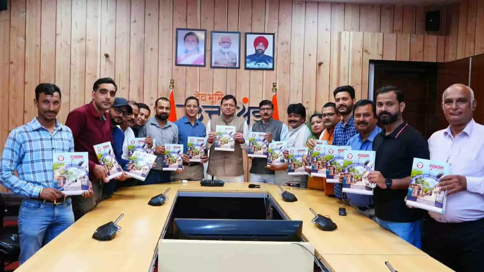 तस्वीर में मुख्यमंत्री पुष्कर सिंह धामी और प्रेस क्लब के सदस्य सभागार में स्मारिका की प्रतियां दिखाते हुए खड़े हैं। तस्वीर में मुख्यमंत्री पुष्कर सिंह धामी और प्रेस क्लब के सदस्य सभागार में स्मारिका की प्रतियां दिखाते हुए खड़े हैं।