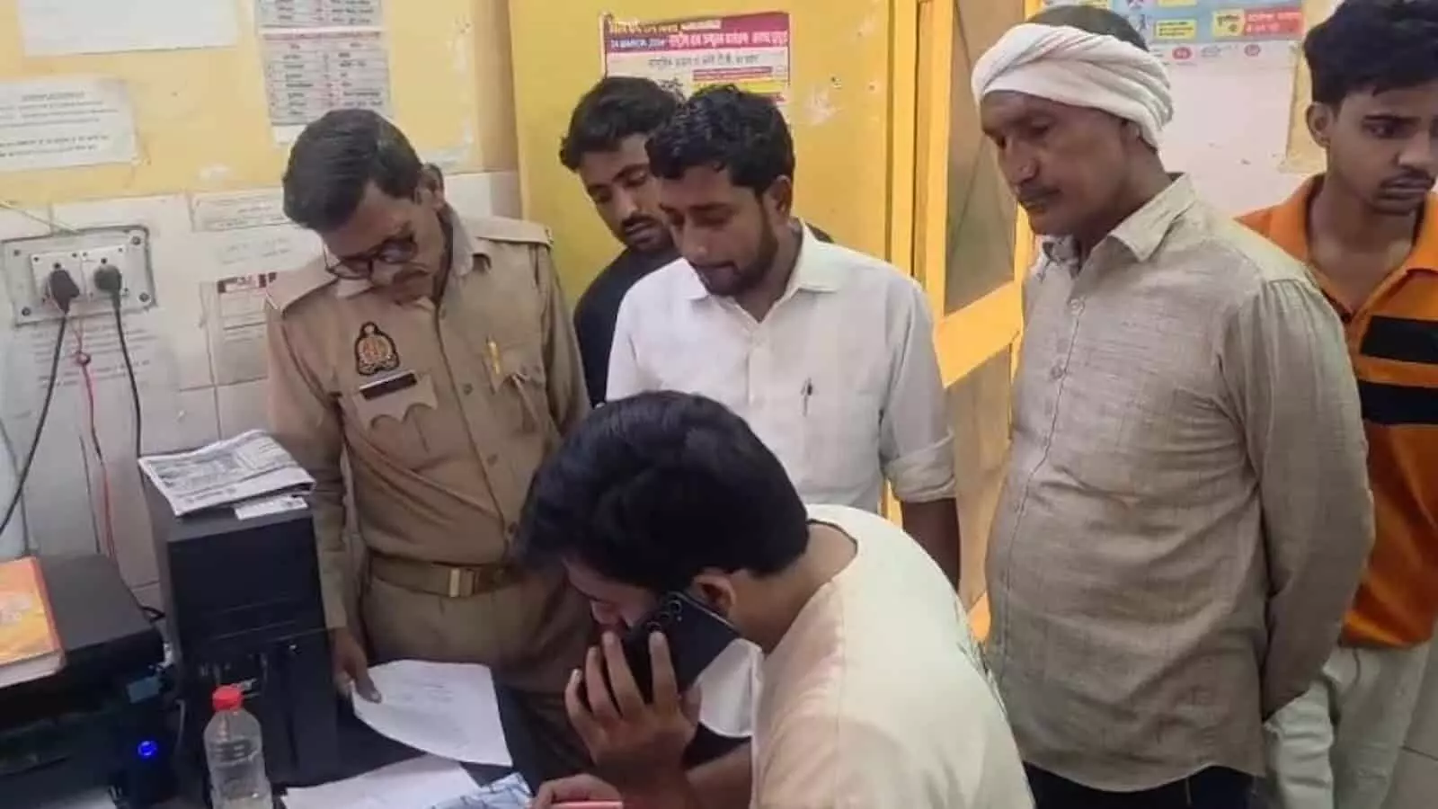 तस्वीर में अस्पताल के अंदर कागजात की जांच करते पुलिसकर्मी और मौजूद लोग दिख रहे हैं। तस्वीर में अस्पताल के अंदर कागजात की जांच करते पुलिसकर्मी और मौजूद लोग दिख रहे हैं।