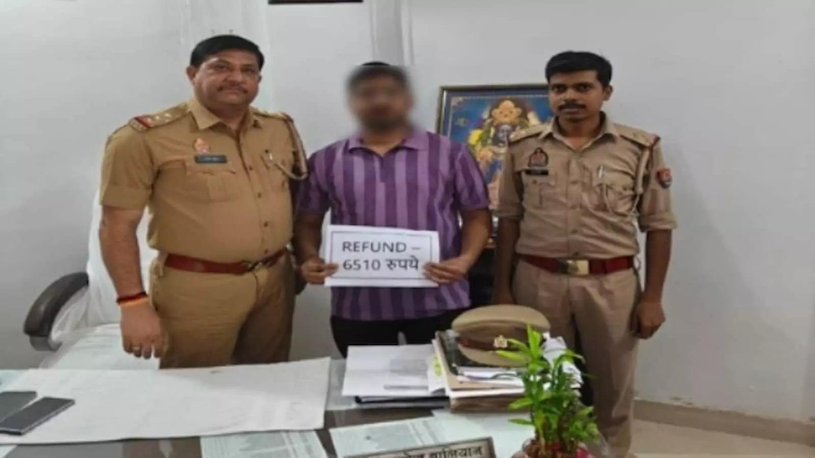 साइबर सेल कक्ष में अधिकारियों द्वारा पीड़ित को पैसे लौटाने की कार्रवाई का दृश्य। साइबर सेल कक्ष में अधिकारियों द्वारा पीड़ित को पैसे लौटाने की कार्रवाई का दृश्य।