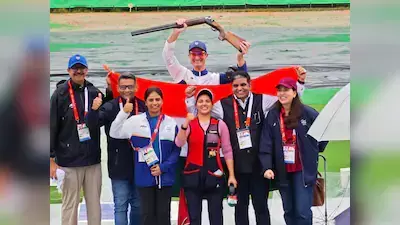 तस्वीर में भारतीय खिलाड़ी और कोच शूटिंग रेंज पर तिरंगा लहराकर खुशी जता रहे हैं। तस्वीर में भारतीय खिलाड़ी और कोच शूटिंग रेंज पर तिरंगा लहराकर खुशी जता रहे हैं।