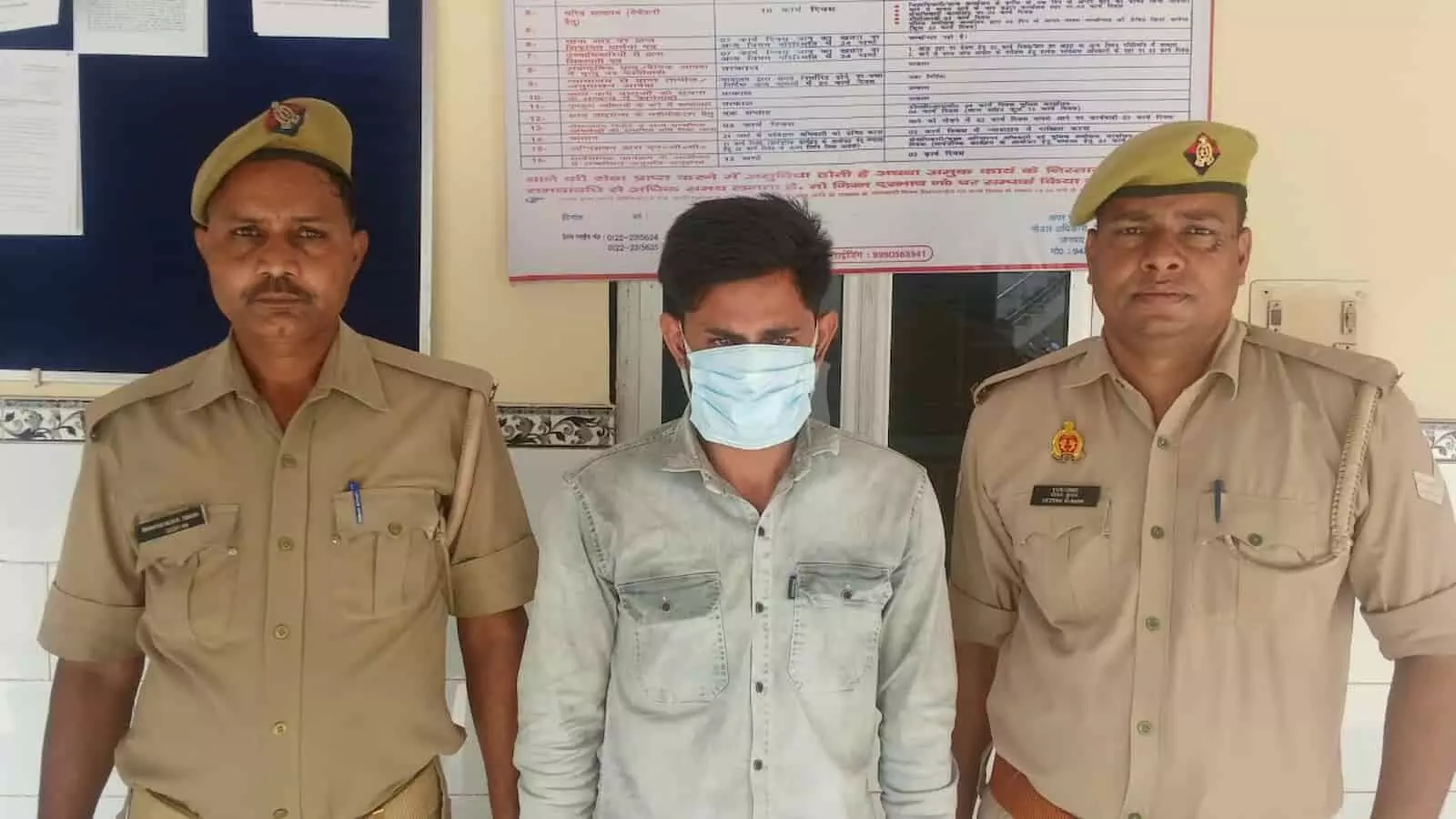 तस्वीर में हापुड़ पुलिस हिरासत में मास्क पहने आरोपी हुसैन के साथ दो पुलिसकर्मी खड़े दिख रहे हैं। तस्वीर में हापुड़ पुलिस हिरासत में मास्क पहने आरोपी हुसैन के साथ दो पुलिसकर्मी खड़े दिख रहे हैं।