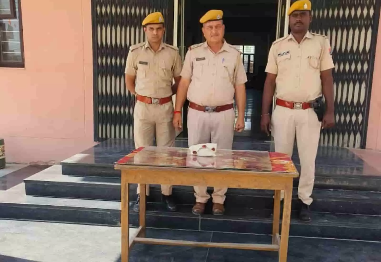 झालावाड़ में पुलिस स्टेशन के बाहर बाएं से दाएं तीन पुलिसकर्मी मेज पर बरामद स्मैक के साथ खड़े हैं। झालावाड़ में पुलिस स्टेशन के बाहर बाएं से दाएं तीन पुलिसकर्मी मेज पर बरामद स्मैक के साथ खड़े हैं।