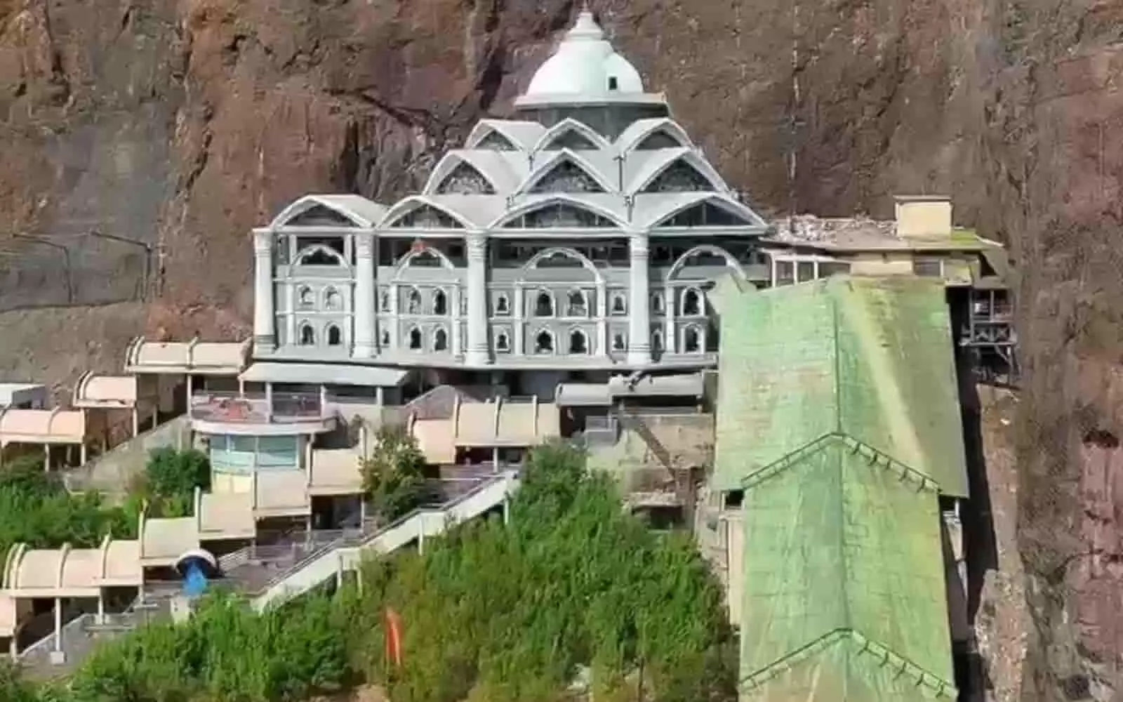 तस्वीर में दिख रही चट्टानी पहाड़ियों के बीच सप्तशृंगगढ़ मंदिर की मुख्य इमारत बनी हुई है। तस्वीर में दिख रही चट्टानी पहाड़ियों के बीच सप्तशृंगगढ़ मंदिर की मुख्य इमारत बनी हुई है।