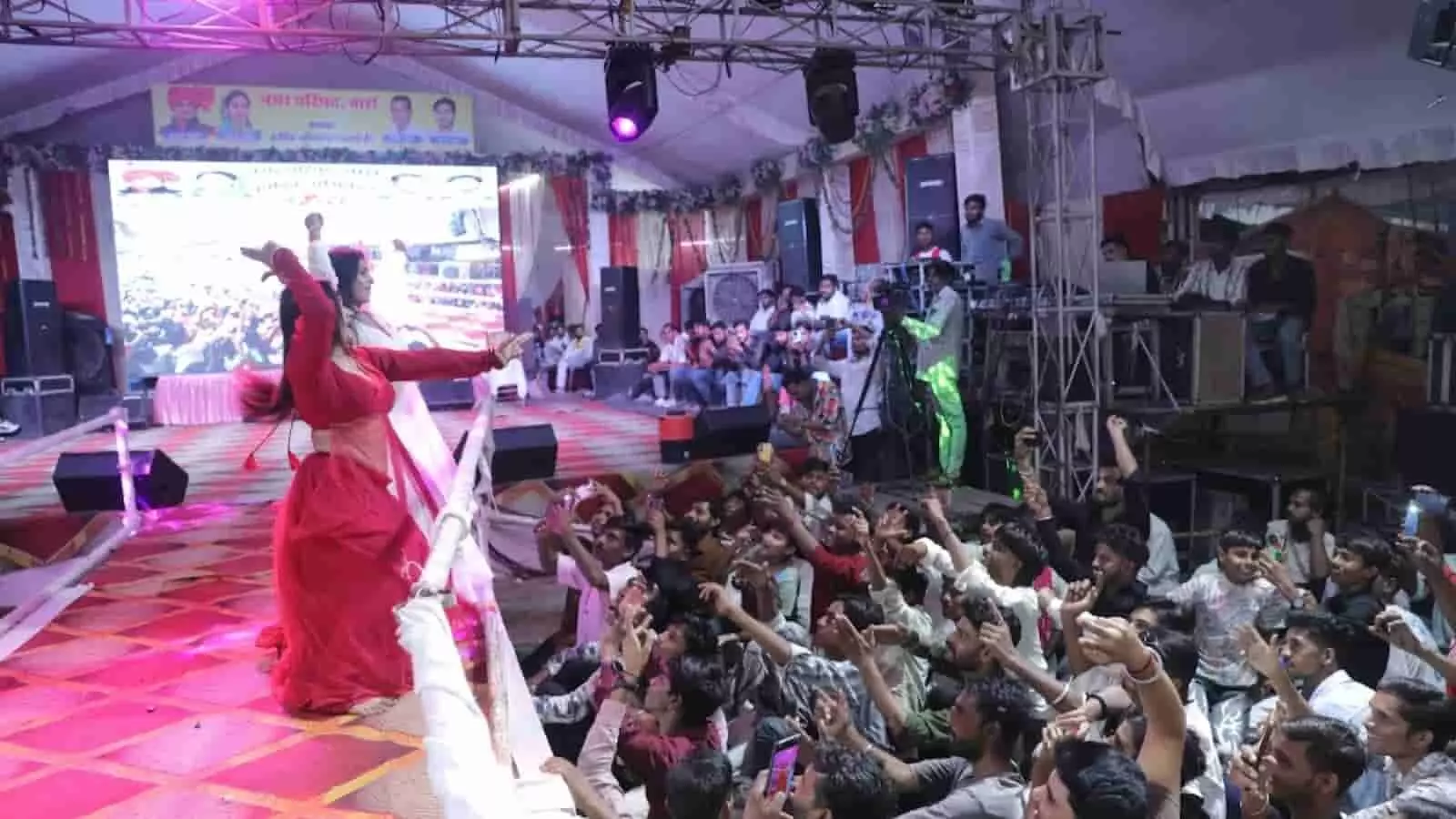 मांगरोल रोड स्थित रंगमंच पर डोल मेले की सांस्कृतिक संध्या में प्रस्तुतियां देते कलाकार। मांगरोल रोड स्थित रंगमंच पर डोल मेले की सांस्कृतिक संध्या में प्रस्तुतियां देते कलाकार।