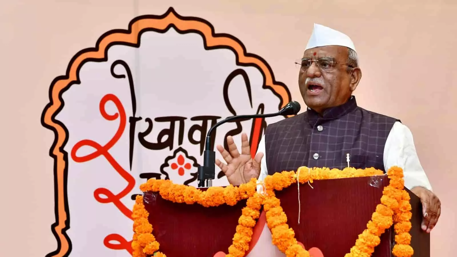तस्वीर में राज्यपाल हरिभाऊ बागडे सफेद टोपी पहनकर माइक के सामने संबोधित करते हुए। तस्वीर में राज्यपाल हरिभाऊ बागडे सफेद टोपी पहनकर माइक के सामने संबोधित करते हुए।