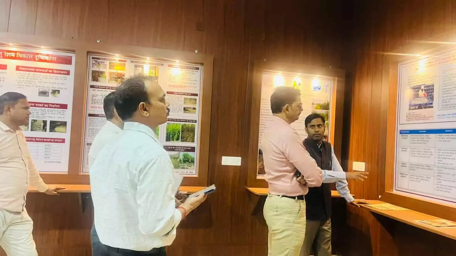 उत्तर प्रदेश रेशम निदेशालय के निदेशक आनंद कुमार शुक्ला ने देहरादून में रेशम अनुसंधान केंद्र का निरीक्षण किया। उत्तर प्रदेश रेशम निदेशालय के निदेशक आनंद कुमार शुक्ला ने देहरादून में रेशम अनुसंधान केंद्र का निरीक्षण किया।