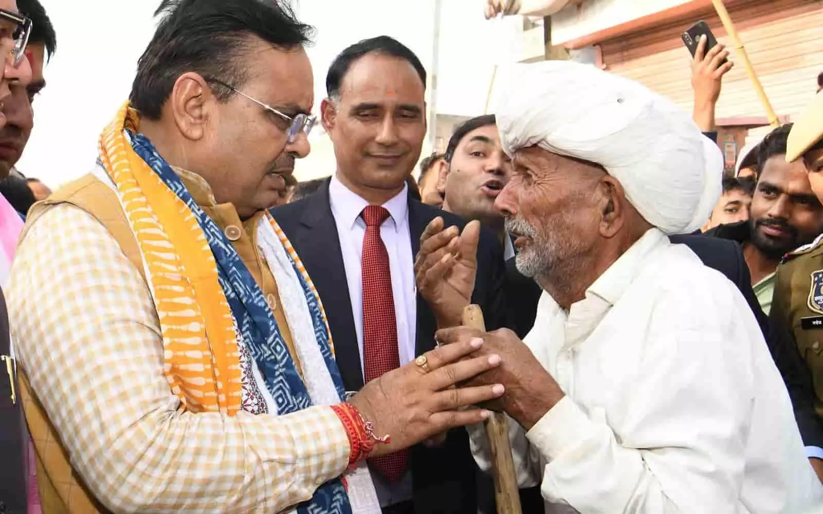 तस्वीर में बाईं ओर मुख्यमंत्री भजनलाल शर्मा दाएं खड़े एक बुजुर्ग व्यक्ति से बातचीत कर रहे हैं। तस्वीर में बाईं ओर मुख्यमंत्री भजनलाल शर्मा दाएं खड़े एक बुजुर्ग व्यक्ति से बातचीत कर रहे हैं।