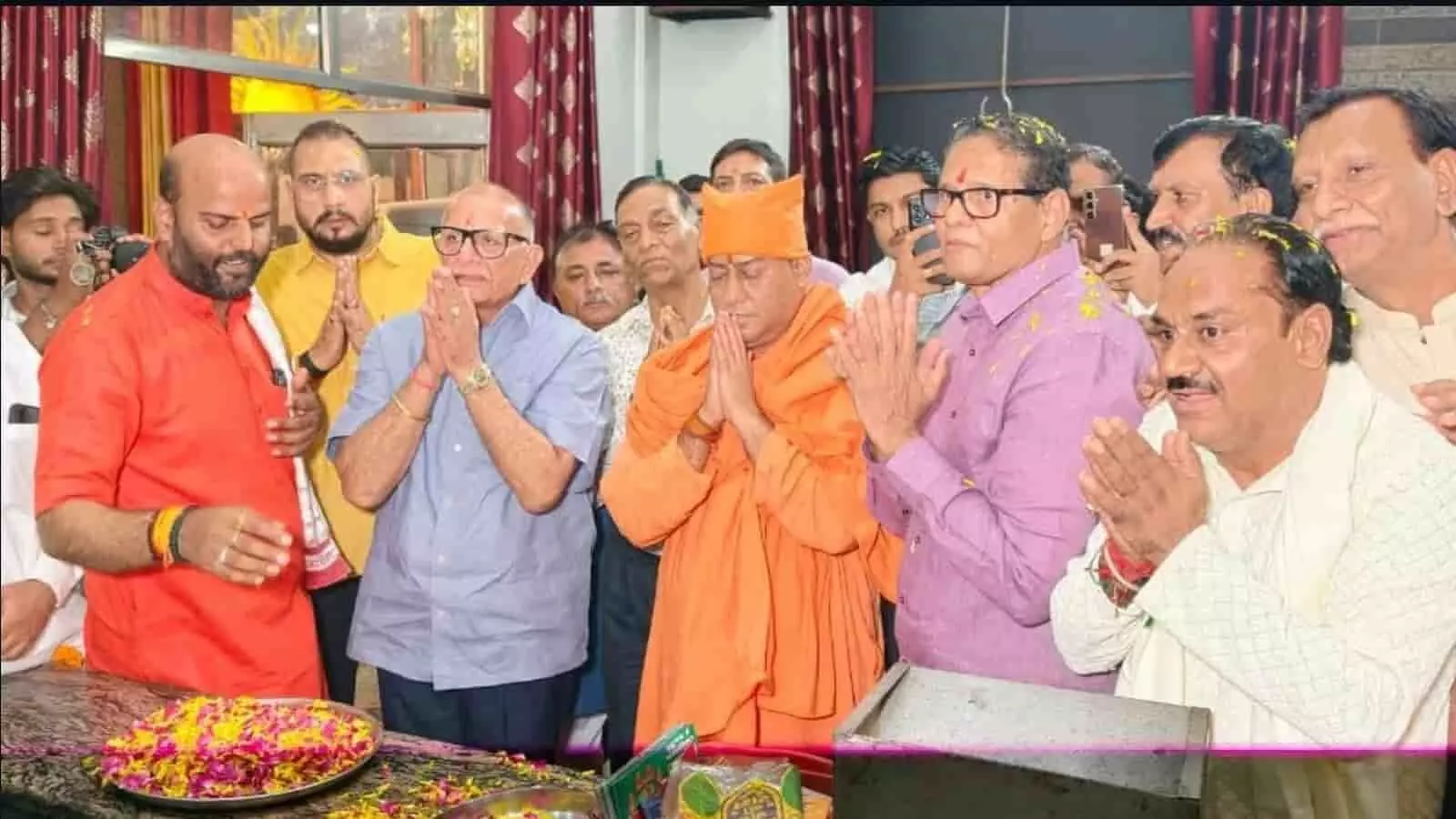 तस्वीर में नवनिर्वाचित पार्षद घनश्याम चांदलानी, संत और अन्य नेता स्वामी सर्वानंद पार्क में आरती के समय प्रार्थना करते दिख रहे हैं। तस्वीर में नवनिर्वाचित पार्षद घनश्याम चांदलानी, संत और अन्य नेता स्वामी सर्वानंद पार्क में आरती के समय प्रार्थना करते दिख रहे हैं।