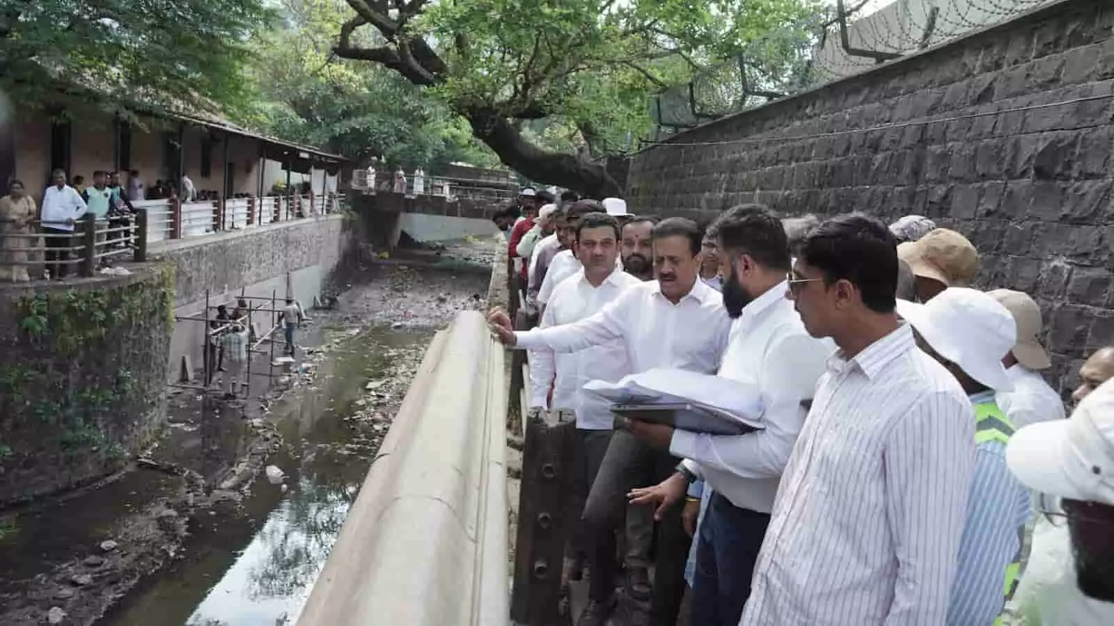 त्र्यंबकेश्वर में विकास कार्यों का निरीक्षण करते हुए पालकमंत्री गिरीश महाजन और अधिकारी त्र्यंबकेश्वर में विकास कार्यों का निरीक्षण करते हुए पालकमंत्री गिरीश महाजन और अधिकारी