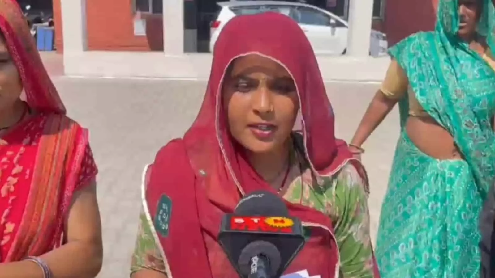 तस्वीर में दिख रही महिलाएं बारां जिला कलेक्ट्रेट परिसर में मीडिया के सामने अपनी बात रख रही हैं। तस्वीर में दिख रही महिलाएं बारां जिला कलेक्ट्रेट परिसर में मीडिया के सामने अपनी बात रख रही हैं।