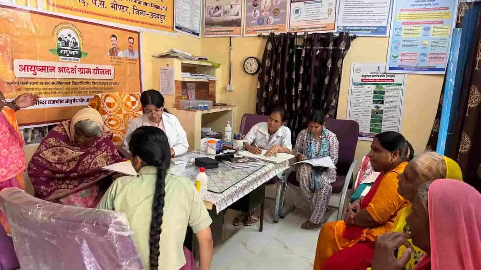 आयुष्मान आदर्श ग्राम योजना के तहत बग्गड़ स्वास्थ्य केंद्र पर ग्रामीणों की शुगर जाँच करते स्वास्थ्यकर्मी। आयुष्मान आदर्श ग्राम योजना के तहत बग्गड़ स्वास्थ्य केंद्र पर ग्रामीणों की शुगर जाँच करते स्वास्थ्यकर्मी।