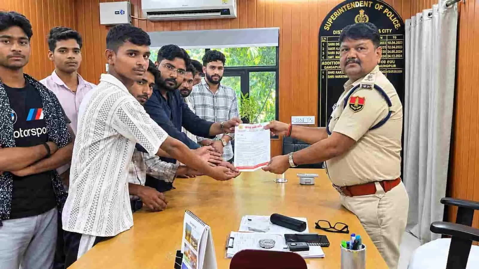 हिन्दू रक्षा दल के कार्यकर्ताओं ने गंगापुर सिटी में गौ माता पर हुए अत्याचार के विरोध में ज्ञापन सौंपा। हिन्दू रक्षा दल के कार्यकर्ताओं ने गंगापुर सिटी में गौ माता पर हुए अत्याचार के विरोध में ज्ञापन सौंपा।