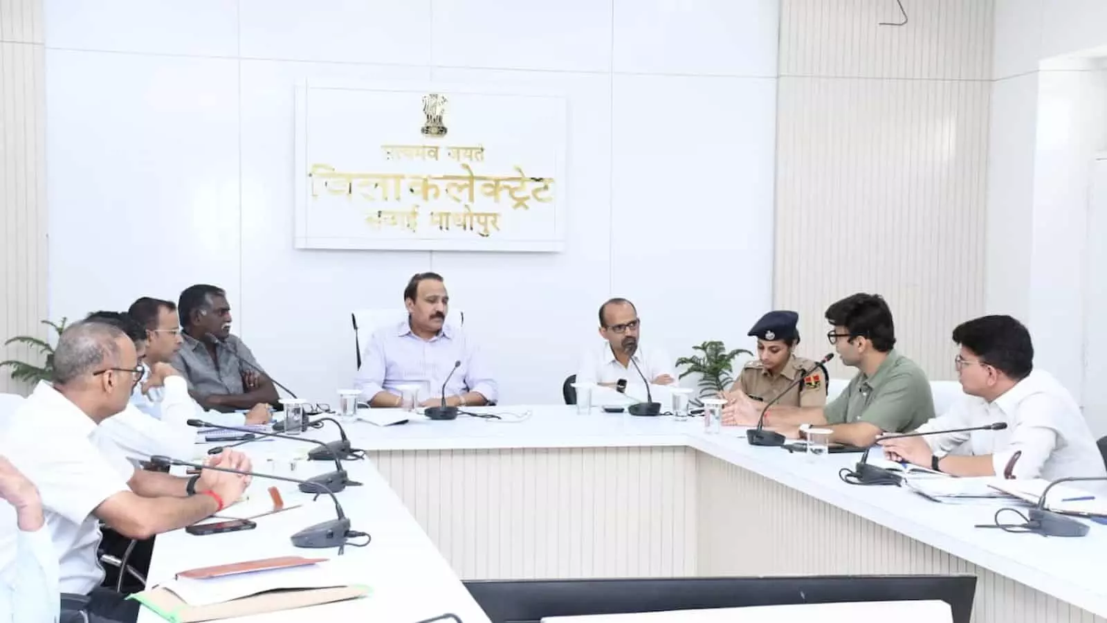 सवाई माधोपुर कलेक्ट्रेट सभागार में रणथम्भौर टाइगर रिजर्व की सुरक्षा को लेकर बैठक करते अधिकारी। सवाई माधोपुर कलेक्ट्रेट सभागार में रणथम्भौर टाइगर रिजर्व की सुरक्षा को लेकर बैठक करते अधिकारी।