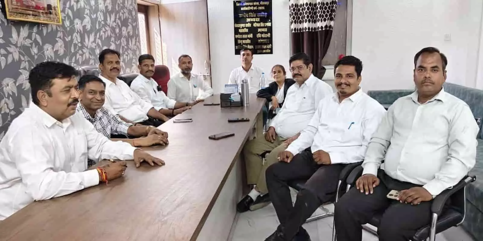 भीलवाड़ा न्यायालय परिसर स्थित कार्यालय में मेज के पास बैठे जिला अभिभाषक संस्था के सदस्य और पदाधिकारी। भीलवाड़ा न्यायालय परिसर स्थित कार्यालय में मेज के पास बैठे जिला अभिभाषक संस्था के सदस्य और पदाधिकारी।