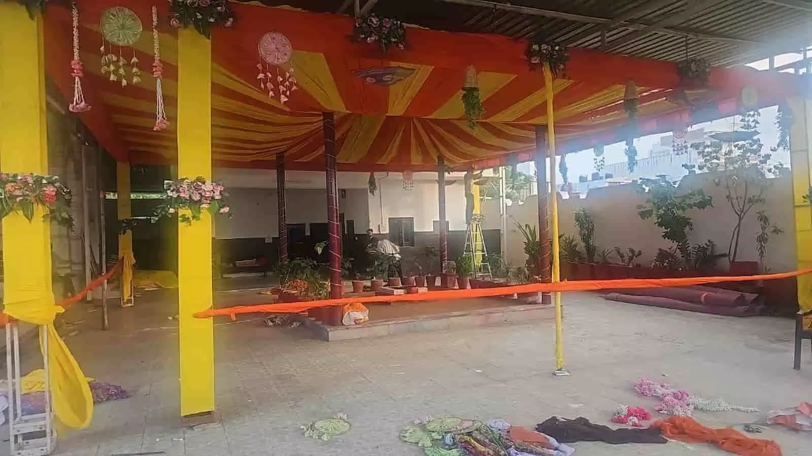 तस्वीर में दिख रही सजावट के तहत कारीगर सीढ़ी पर चढ़कर सजावटी टेंट और सजावटी सामान लगा रहे हैं। तस्वीर में दिख रही सजावट के तहत कारीगर सीढ़ी पर चढ़कर सजावटी टेंट और सजावटी सामान लगा रहे हैं।