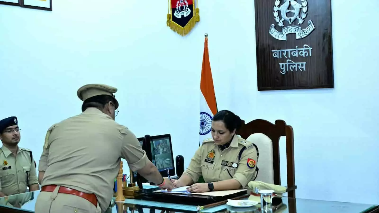 बाराबंकी में पुलिस कार्यालय में अधिकारियों के साथ बैठीं एसपी रवीना त्यागी और पुलिसकर्मी। बाराबंकी में पुलिस कार्यालय में अधिकारियों के साथ बैठीं एसपी रवीना त्यागी और पुलिसकर्मी।